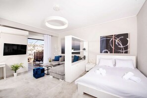 Desk, iron/ironing board, WiFi, bed sheets