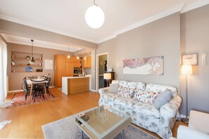 TV, stereo - Penelope: Upscale vintage penthouse (Thessaloniki)