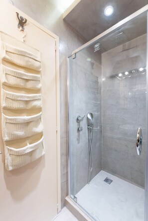 Dusche, Haartrockner, Handtücher