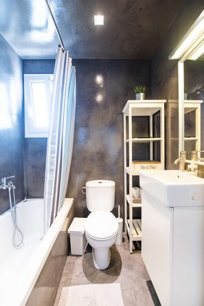 Shower, hair dryer, towels - Penelope: Upscale vintage penthouse (Thessaloniki)