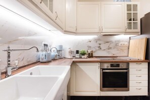 Fridge, microwave, oven, stovetop - Luxury seafront apt with view (Thessaloniki)