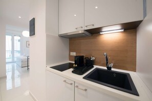 Kühlschrank, Herdplatte, Wasserkocher mit Kaffee-/Teezubehör