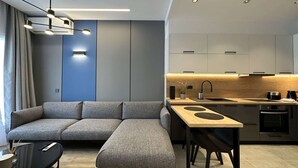 Una cocina moderna con estufa integrada, pileta y encimera de madera.