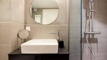 Regadera, secadora de cabello, toallas