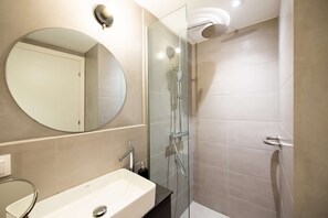 Chuveiro, secador de cabelo, toalhas de banho 