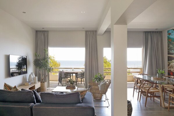 TV - Modern Clifton Apartment - Number 5101 (Cape Town)