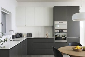 Fridge, coffee/tea maker