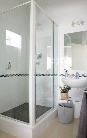 Hair dryer - Comfortable 3 Bedroom Apartment - Number 5103 (Cape Town)