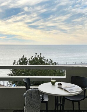 Outdoor dining - Contemporary Clifton Apartment - Number 5104 (Cape Town)
