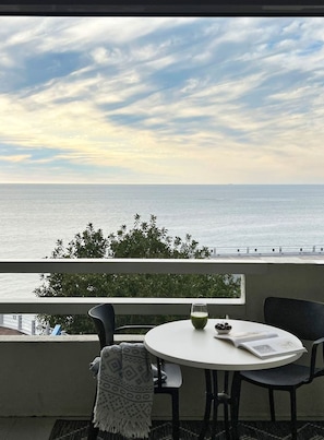 Outdoor dining - Contemporary Clifton Apartment - Number 5104 (Cape Town)
