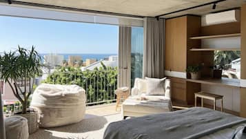 6 bedrooms, desk, iron/ironing board, WiFi