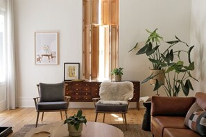TV, fireplace, offices - Oldfield House - Number 29 (Cape Town)