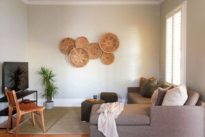 TV, fireplace - Deane House - Number 17 (Cape Town)