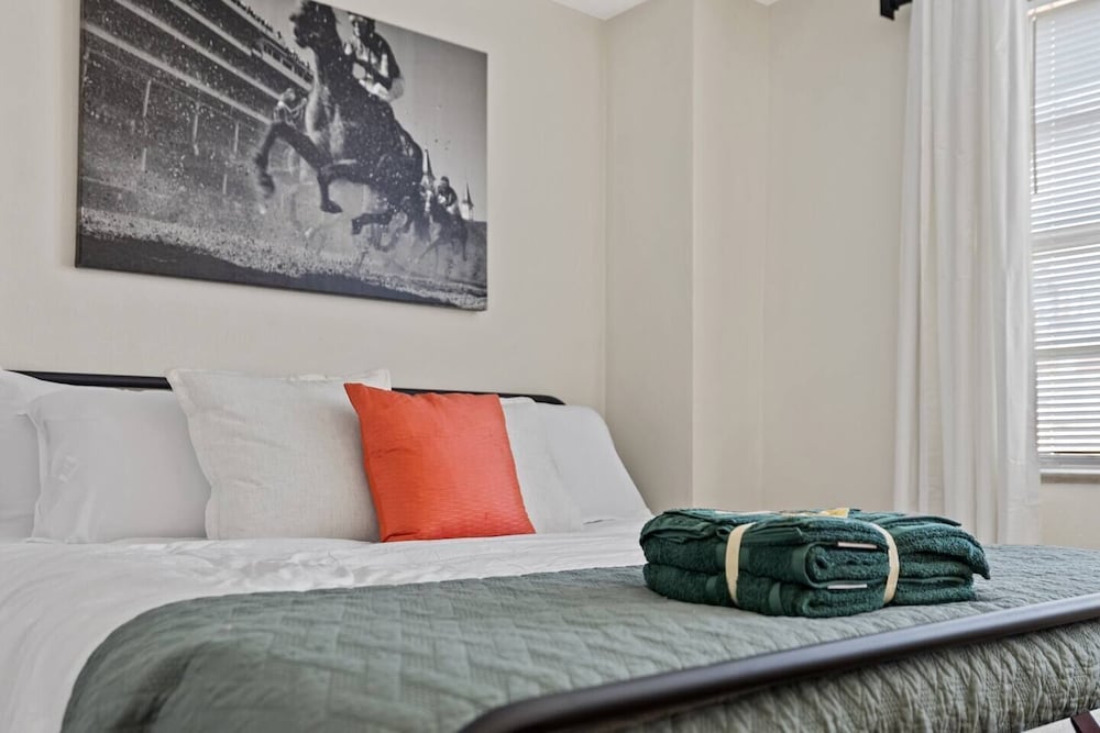 This apartment is a 2 bedroom(s), 1 bathrooms, located in Frankfort, KY