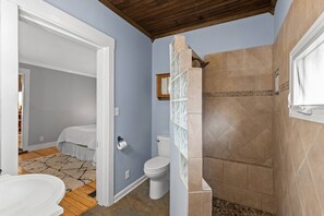 Un baño con ducha, inodoro y lavamanos.