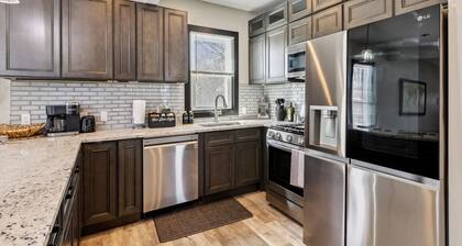 Modern 4BR Gem: Minutes to Cleveland Clinic