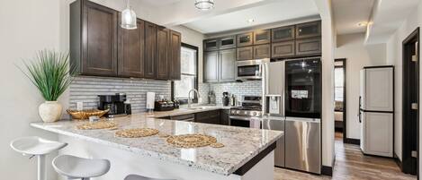 Réfrigérateur, micro-ondes, four, plaque de cuisson