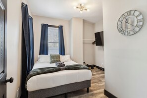 4 bedrooms, desk, iron/ironing board, WiFi