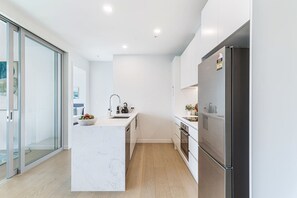 Private kitchen - Brand New! Luxe 3BR In Aotea Square I Zodiak Stays (Auckland)