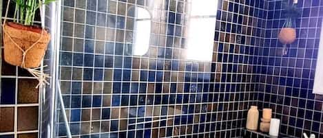 Serviettes fournies, shampoing, papier toilette