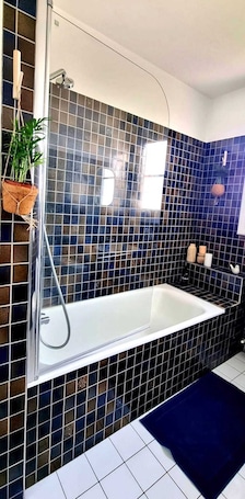 Towels, shampoo, toilet paper. Appartement Proche de L'aéroport de Nantes