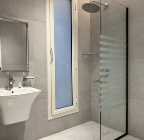 디자인 아파트, 침실 3개 | 욕실 | 무료 세면용품, 헤어드라이어, 목욕가운, 슬리퍼