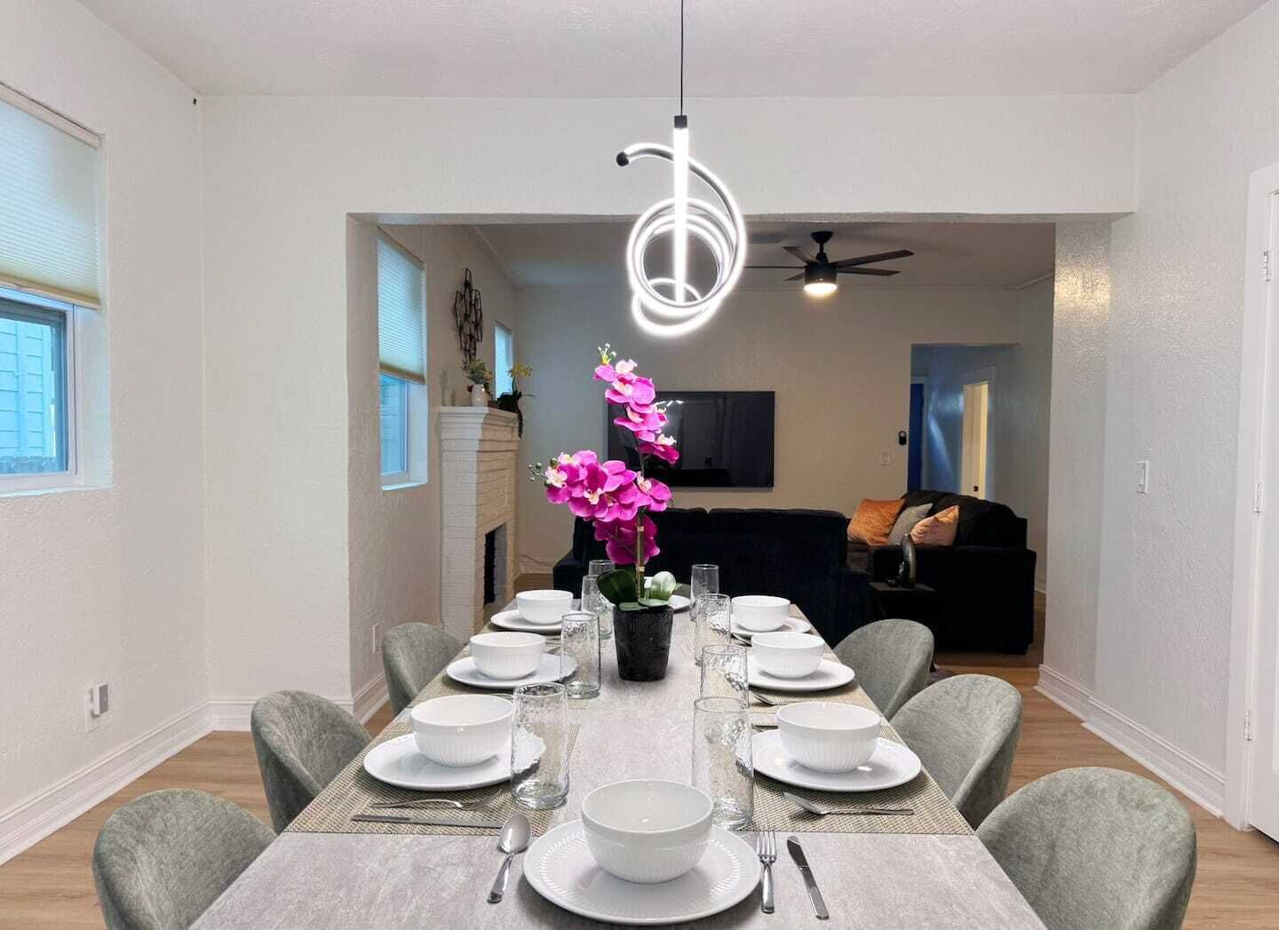 Centrally located. Close to Armature Works, UT Tampa, DT, Riverwalk, Ybor,  Busch Gardens, Stadium..