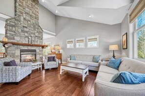 Televisión, chimenea, oficina