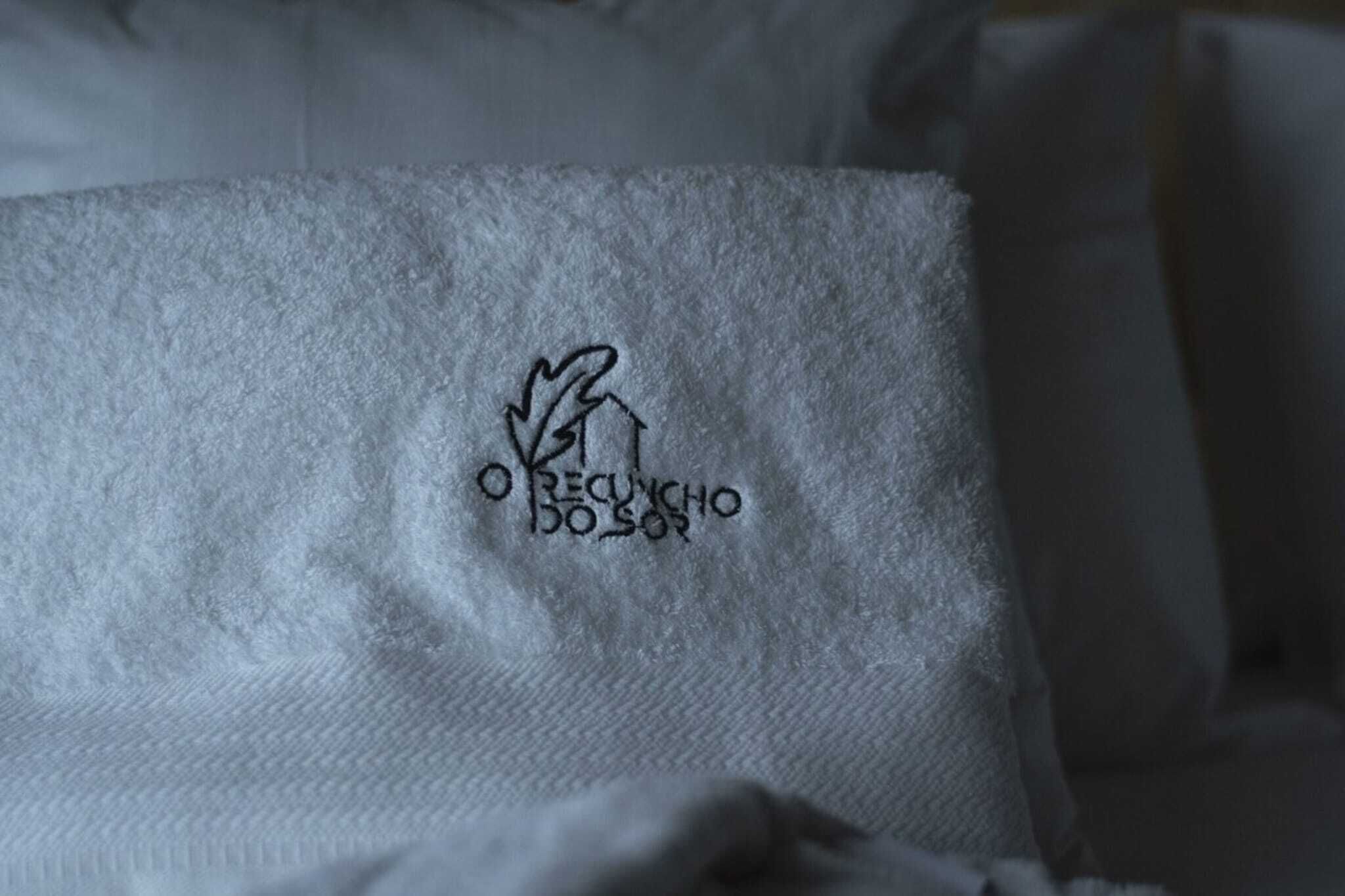 Un almohadón con un logotipo y el texto "RECYCLE BOSOS".