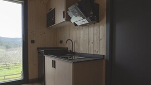 コーヒー / ティーメーカー、冷蔵庫、電子レンジ、オーブン