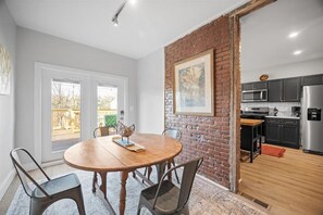 Dining - Classic Pittsburgh 4 Square - Easy Access to Town and Airport! (Pittsburgh)