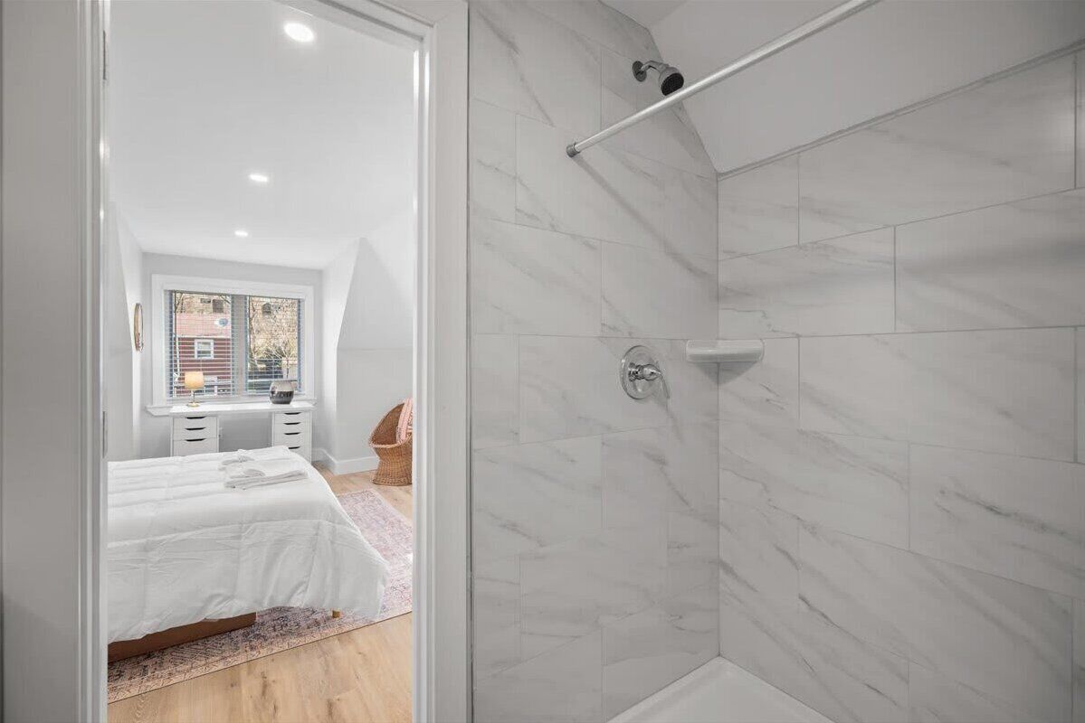 4 bedrooms, desk, iron/ironing board, travel cot