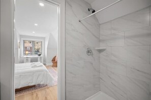 4 camere, una scrivania, ferro/asse da stiro, culla da viaggio