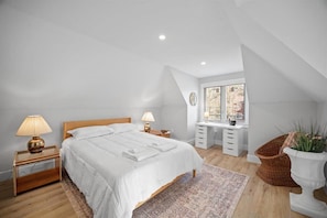 4 slaapkamers, een bureau, een strijkplank/strijkijzer, reisbedje