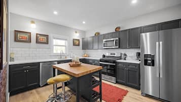 Køleskab, mikrobølgeovn, ovn, kogeplade