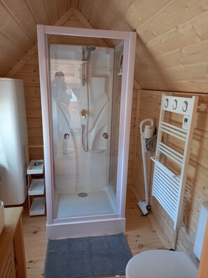 Dusche, Haartrockner, Handtücher