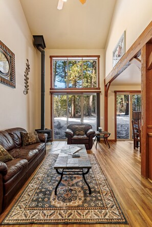 Smart TV, fireplace, DVD player - Golfers View - on Golf Course - Close to park and lake (McCall)