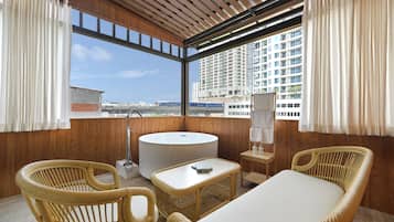 Doppia Deluxe, 1 letto king, non fumatori, vista città | Bagno | Vasca e doccia separate, vasca da bagno a immersione totale