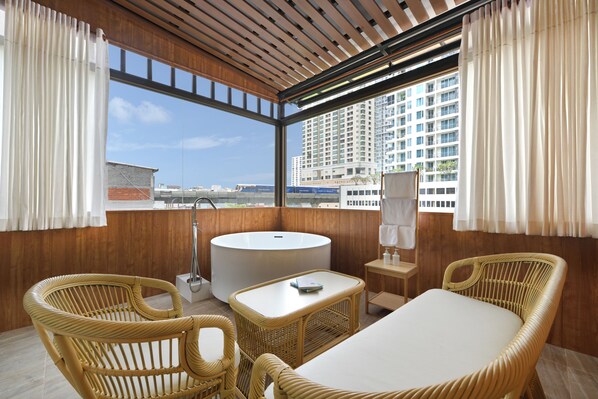 Kahden hengen deluxe-huone, 1 suuri parisänky, tupakointi kielletty, kaupunkinäköala | Kylpyhuone | Erillinen kylpyamme ja suihku, syvä kylpyamme, sadesuihkupää