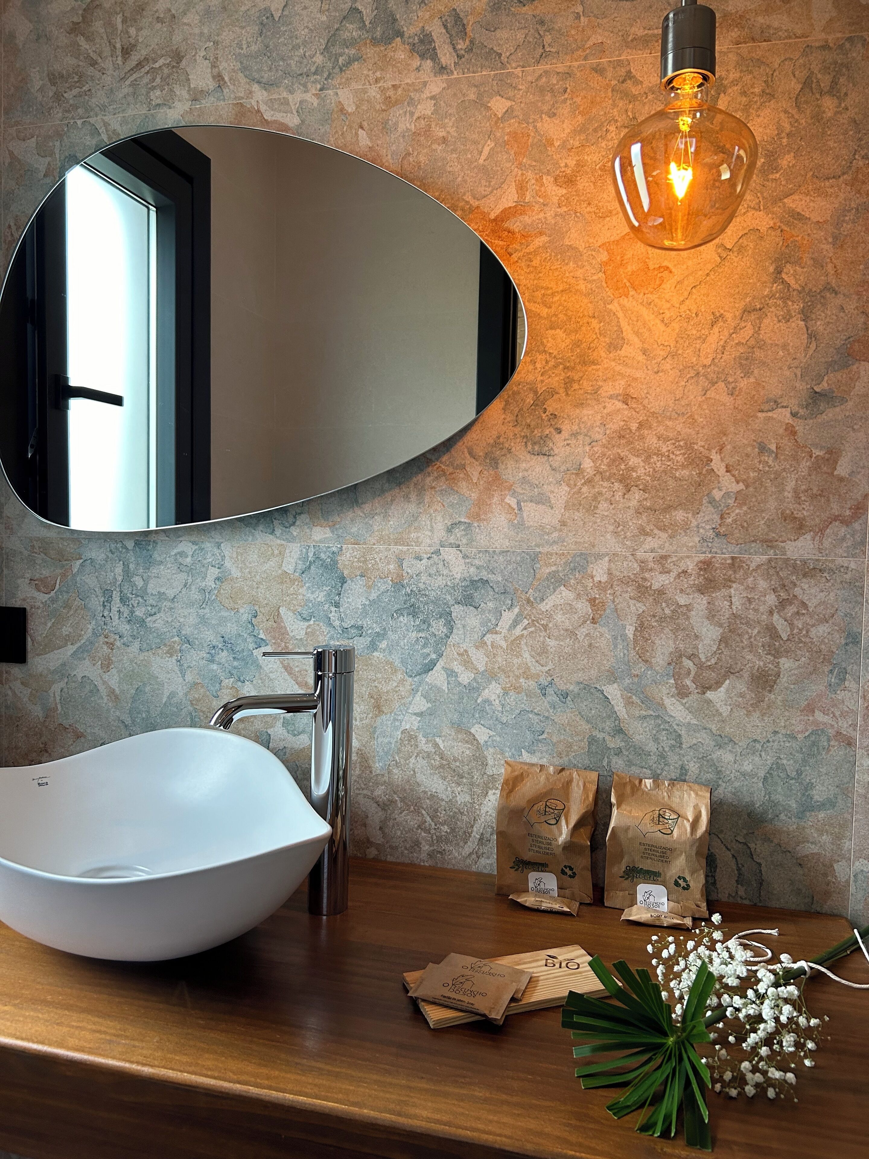 Milieuvriendelijke toiletartikelen, een haardroger, handdoeken