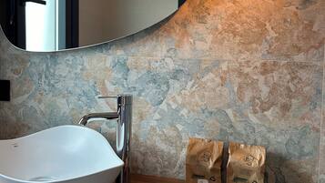 Milieuvriendelijke toiletartikelen, een haardroger, handdoeken