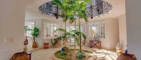 المنشأة من الداخل