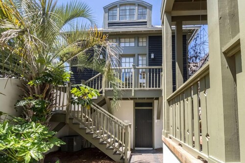 Rosemary's Pineapple Carriage House - Steps to Rosemary Beach Shops, Restaurants, and Beach Access
