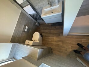 Habitación doble Deluxe | Baño | Regadera, secadora de cabello, toallas, jabón 