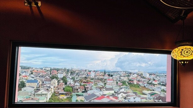 Vasta veduta panoramica incorniciata di un paesaggio urbano con diversi edifici e cielo sereno.