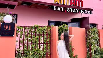 Vista frontal de la propiedad