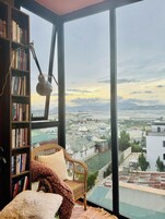 Standard-herbergi fyrir fjóra - borgarsýn | Sérhannaðar innréttingar, sérvalin húsgögn, hljóðeinangrun