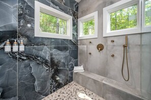 Douche, sèche-cheveux, serviettes fournies