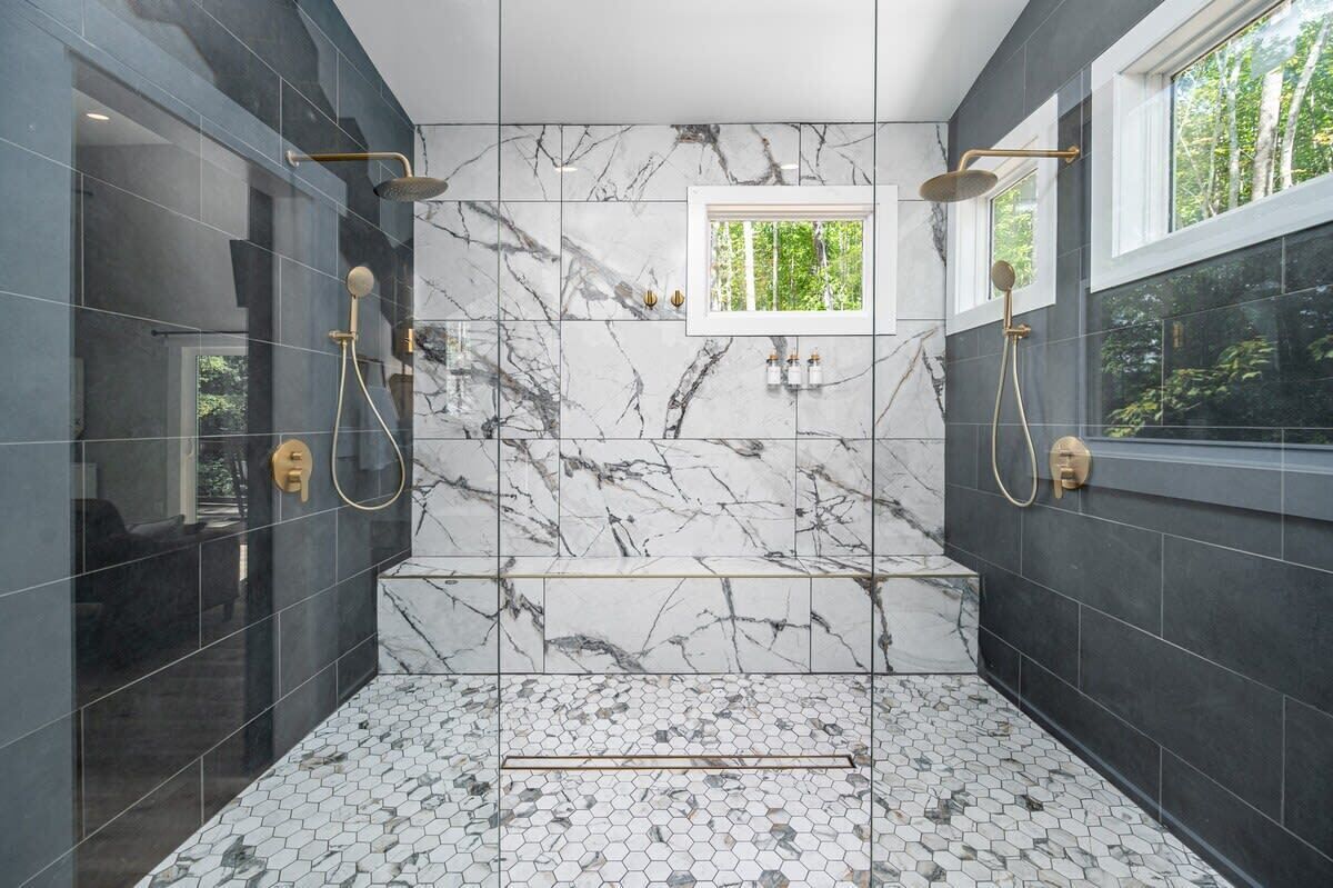 Ducha, secador de pelo y toallas