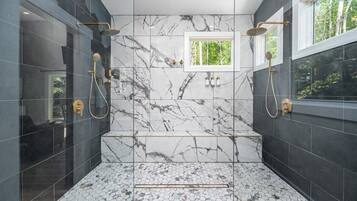 Ducha, secador de pelo y toallas